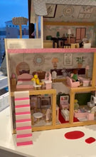 Carica l'immagine nel visualizzatore di Gallery, Casa Bambole
